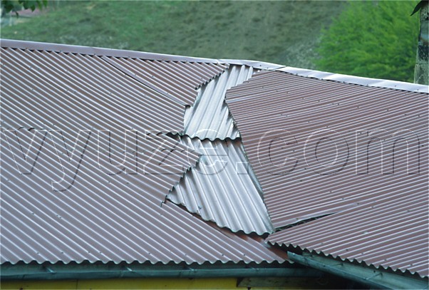 Corrugated steel roof / Location: Greece