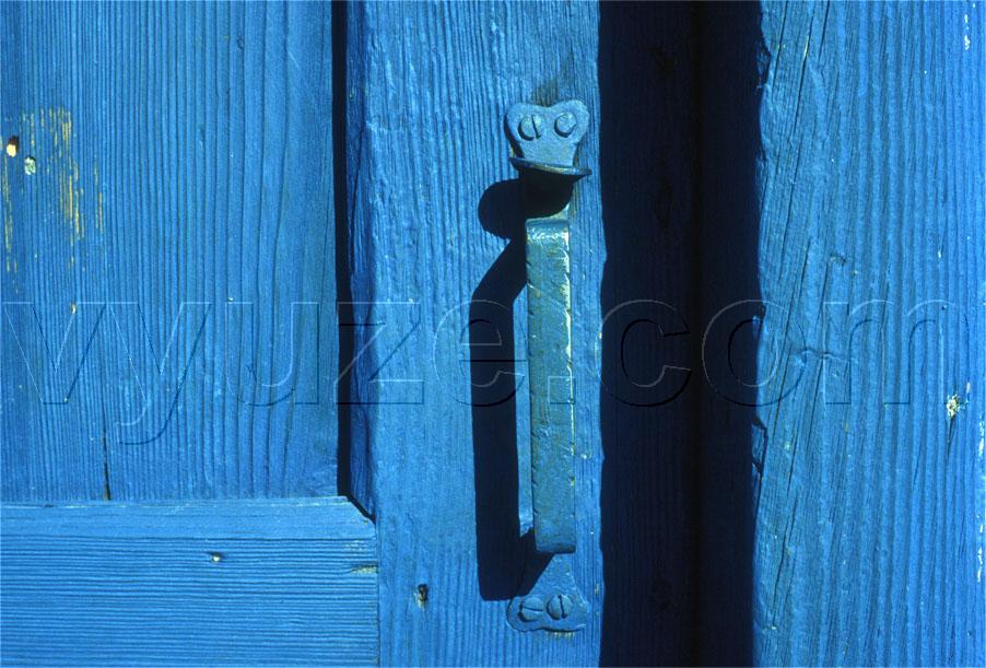 Handle on blue door / Location: Greece