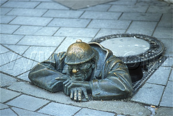 Man at work - manhole with sculpture / Location: Bratislava, Slovakia