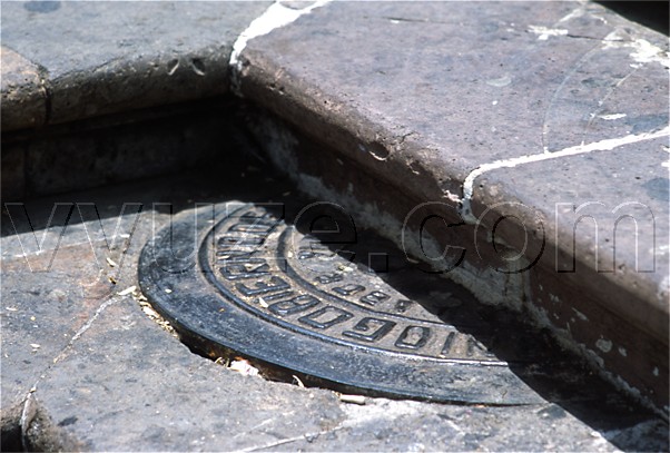 Manhole cover covered / Location: Zacatecas, Mexico