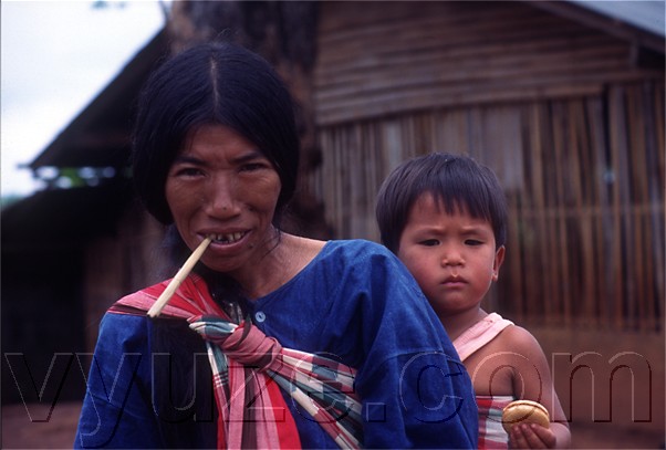 Smoker and child / Location: Thailand