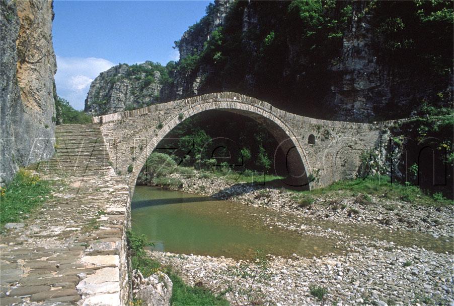 Stone arch bridge / Location: Epirus, Greece